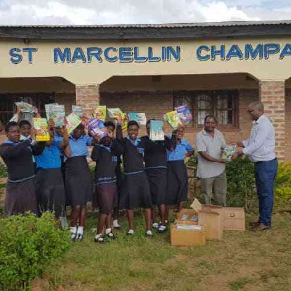 Un feliz año nuevo para los estudiantes de las escuelas abiertas Champagnat Community Day Secondary School y Likuni Open Secondary School en Malawi