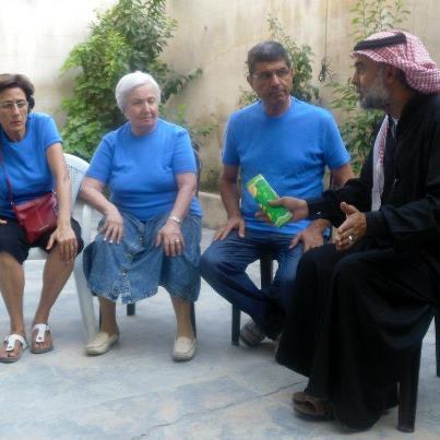 Fr. George e volontari che parlano con Imam