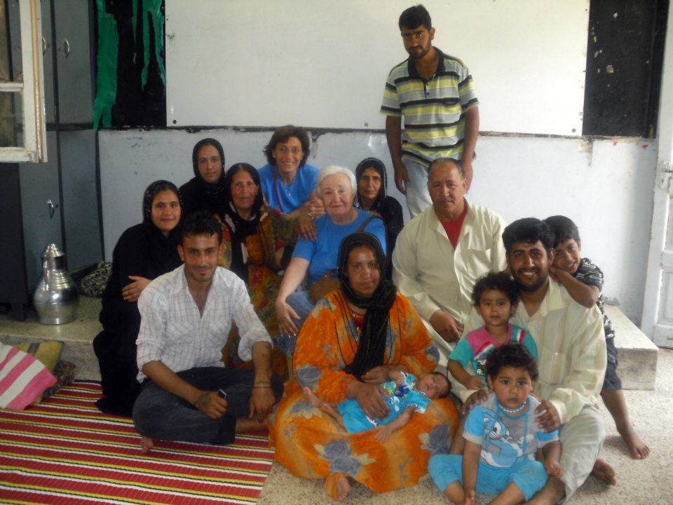 Volontarie con famiglie accolte nelle scuole